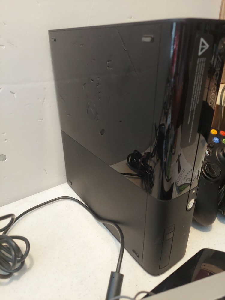 xbox 360 console kinect bundle,2 controllers w charger headphones 2 games EUC