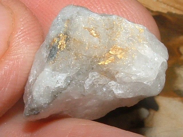 CALIFORNIA GOLD QUARTZ SPECIMEN 5.2 GRAM GOLD IN QUARTZ