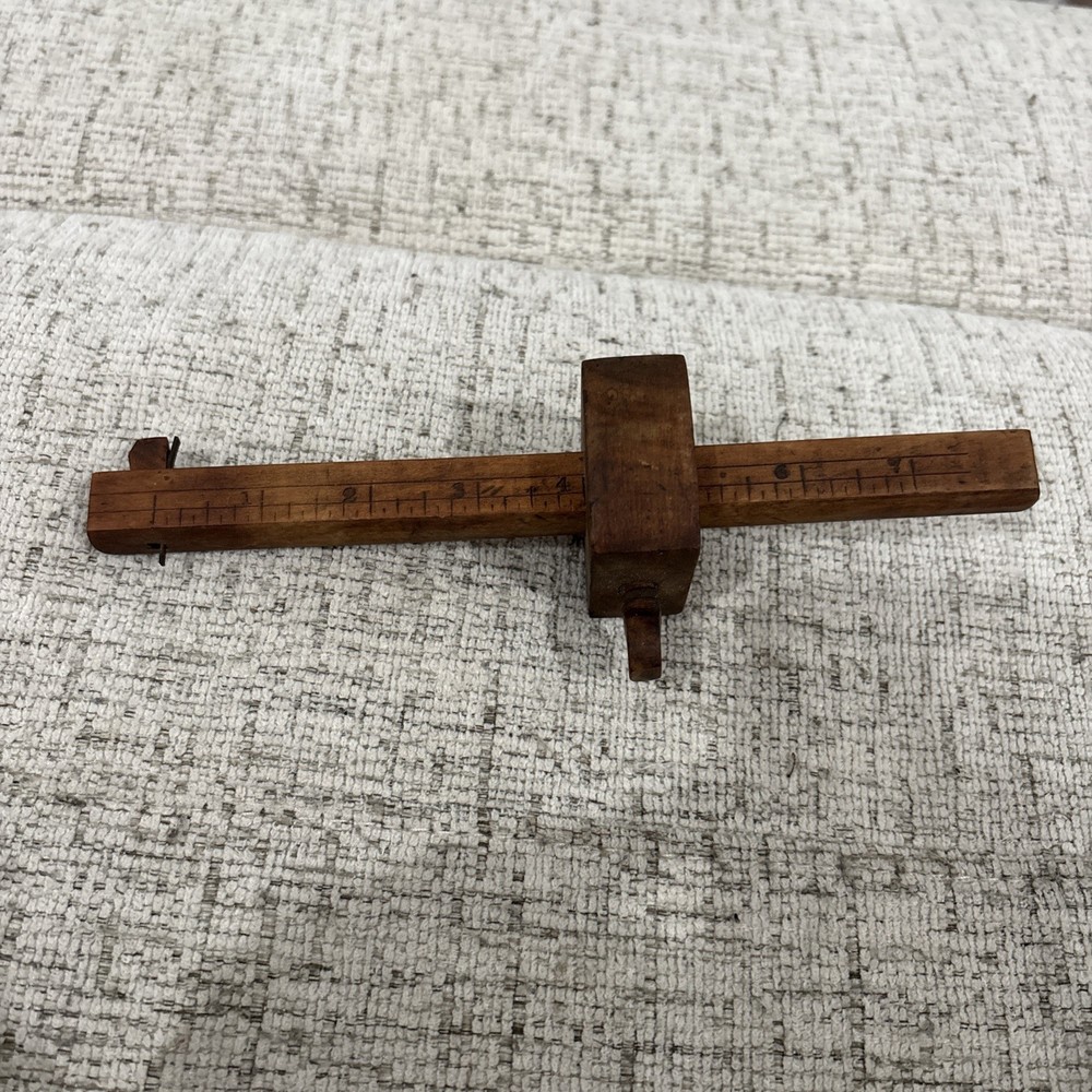 Marking gauge for scribing lines parallel to a reference edge