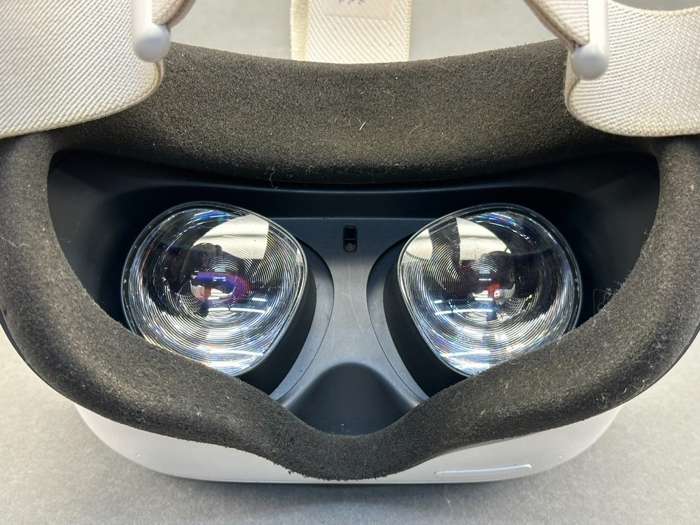 Oculus Quest 2 128GB VR HEADSET + Controllers