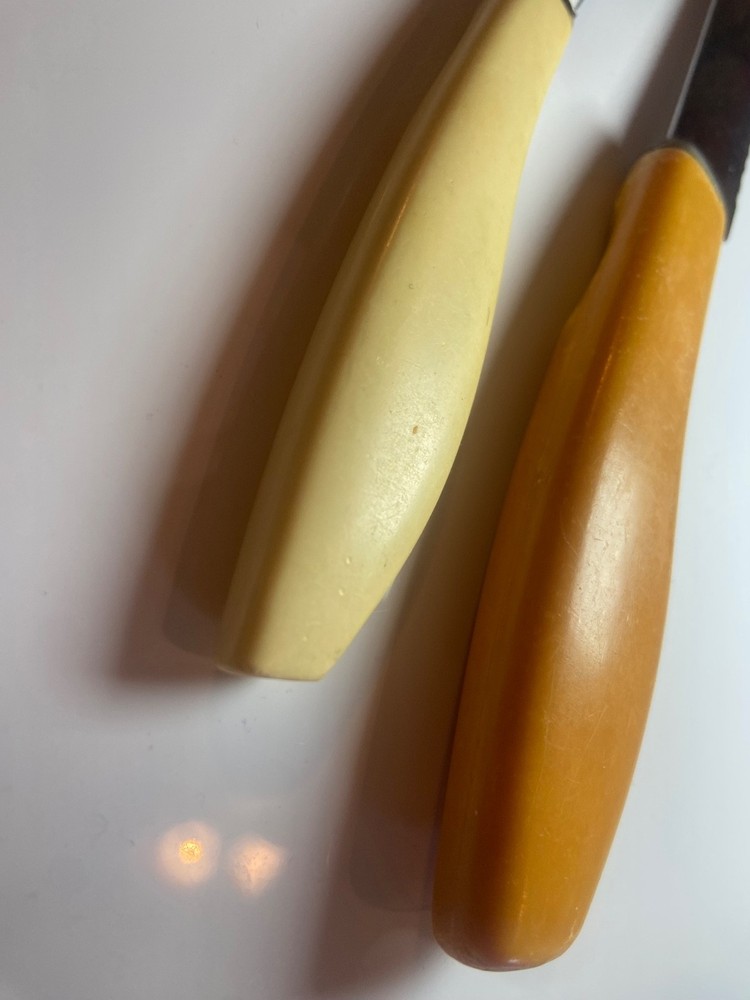 2 VINTAGE BAKELITE HANDLED KITCHEN/PARING KNIVES