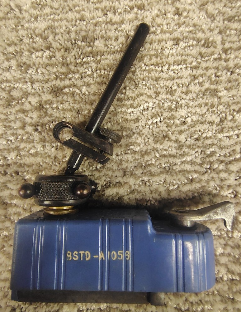 🗽 VINTAGE BROWN ABD SHARPE MAGNETIC INDICATOR STAND 8STD-A1055