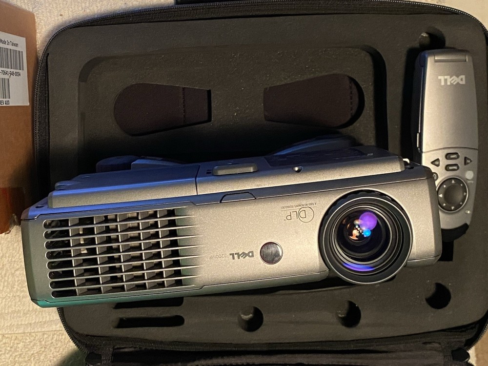 Dell 3200MP DLP PORTABLE FRONT PROTECTOR W/CABLES, CASE, REMOTE AND EXTRA BULB