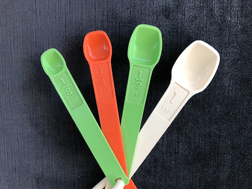 Vintage TUPPERWARE 7 Pc MEASURING SPOONS w/D Ring~COMPLETE SET~Nesting~RETRO~VGC