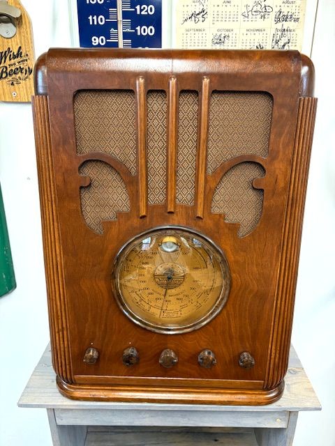 Silvertone 4465 Tombstone Radio