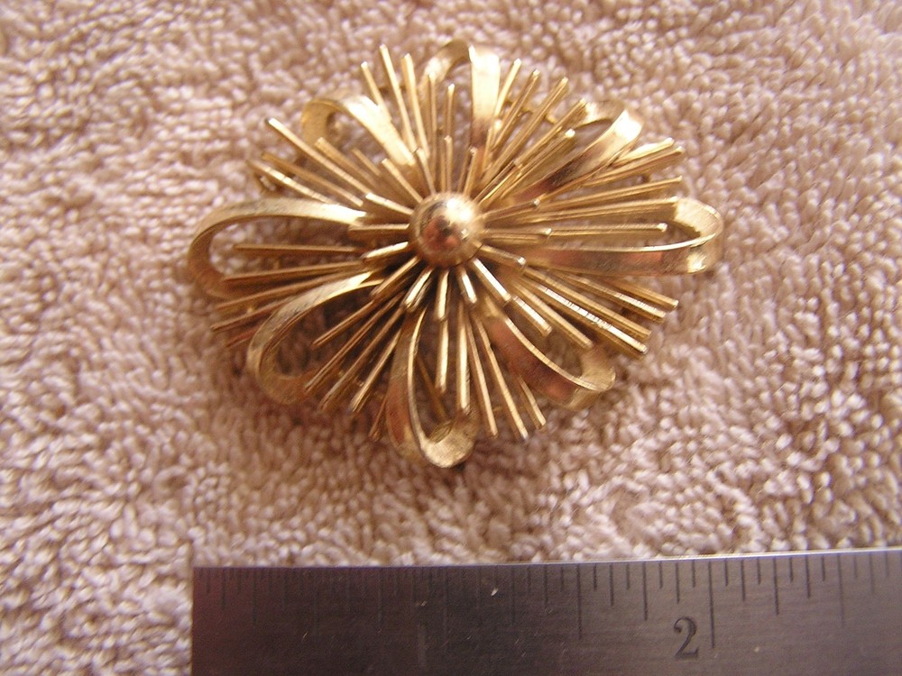 Vintage Trifari Flower Pin