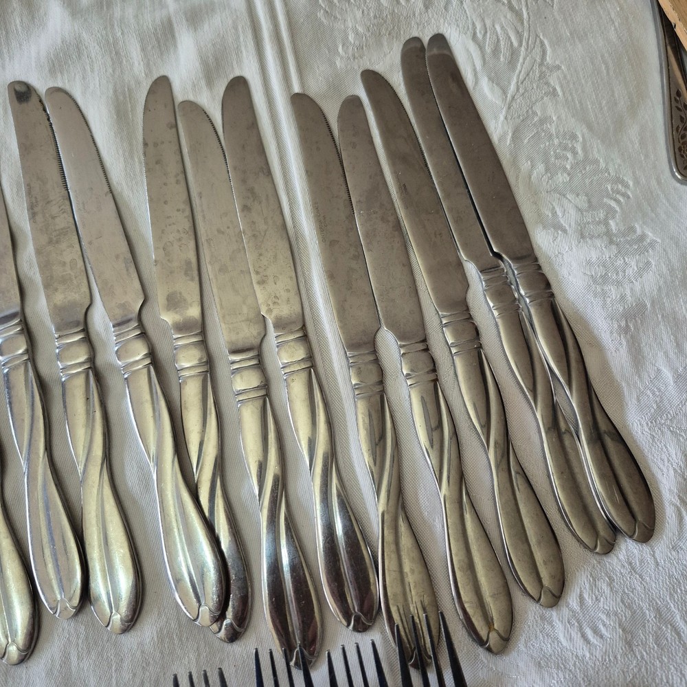 Modern Twist Flatware By International Silver 26 pieces