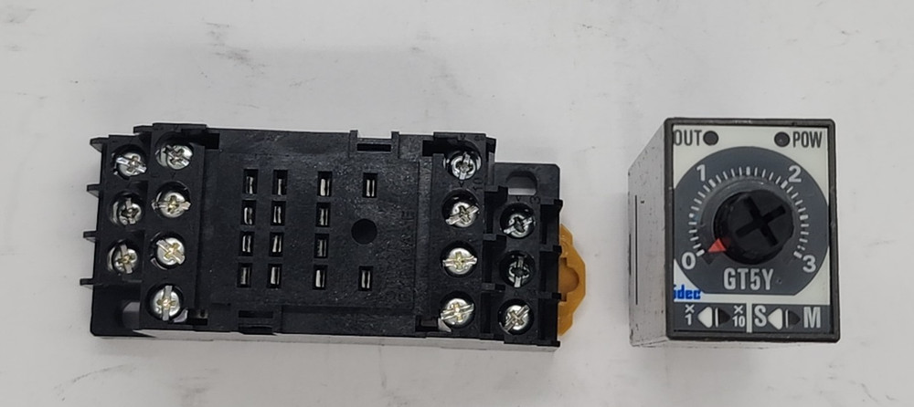 IDEC GT5Y-4SN  24VDC ELECTRONIC TIMER & SOCKET [RC2-4]