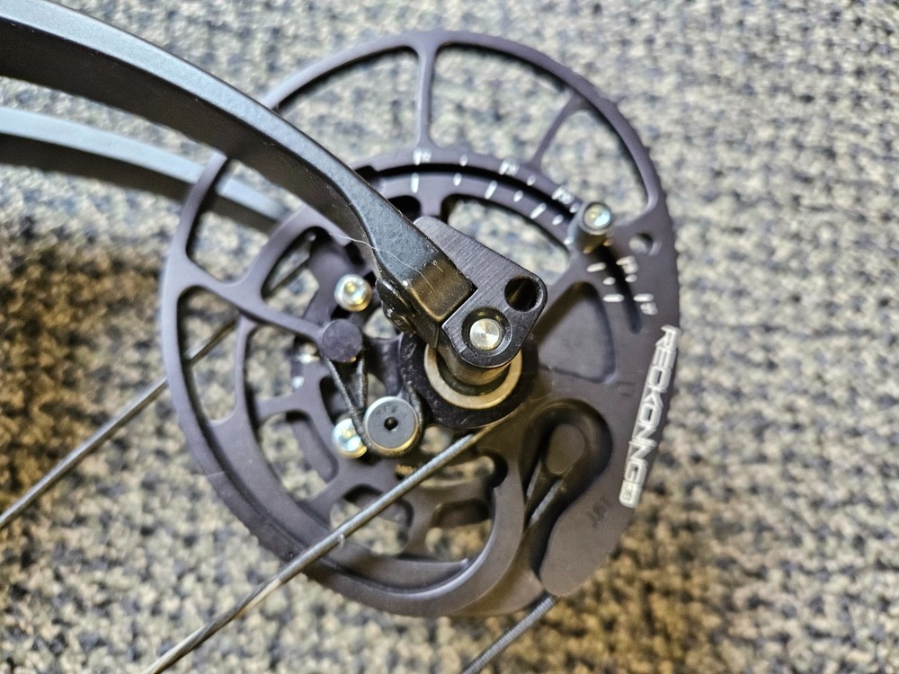 Bowtech reckoning 38 lightly used