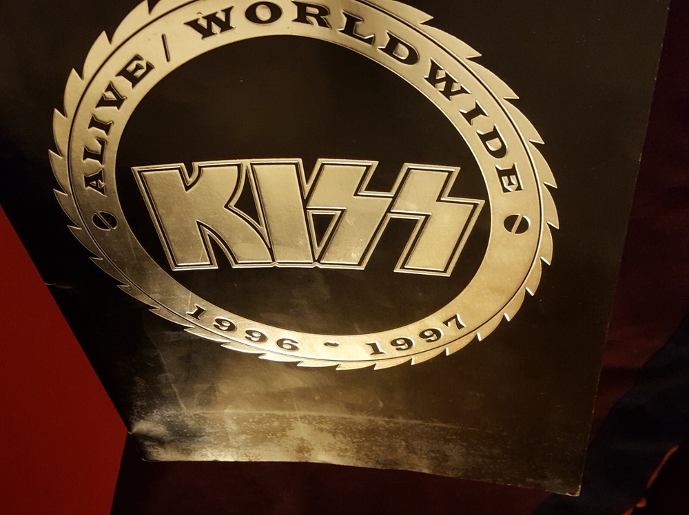 KISS VTG 96/97 ALIVE WORLD TOUR PROGRAM & BUTTON, AWESOME FULL PAGE PIX W/ 30PGS