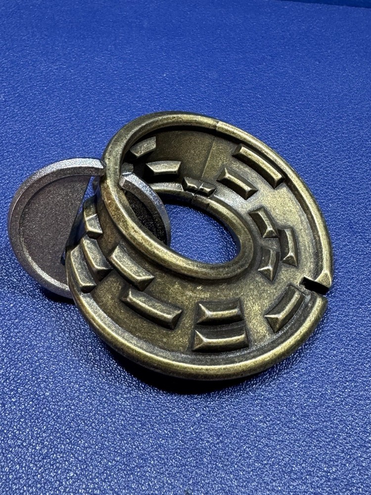 Hanayama Cast Puzzle Model: "MOBIUS"