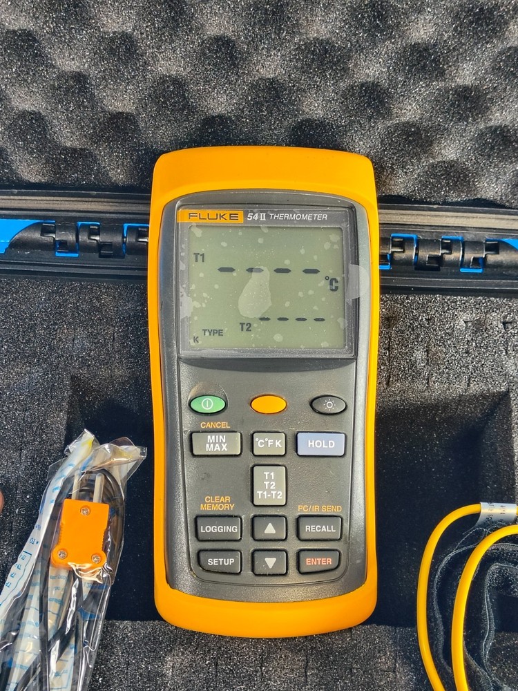 Fluke 54 II Thermocouple Thermometer