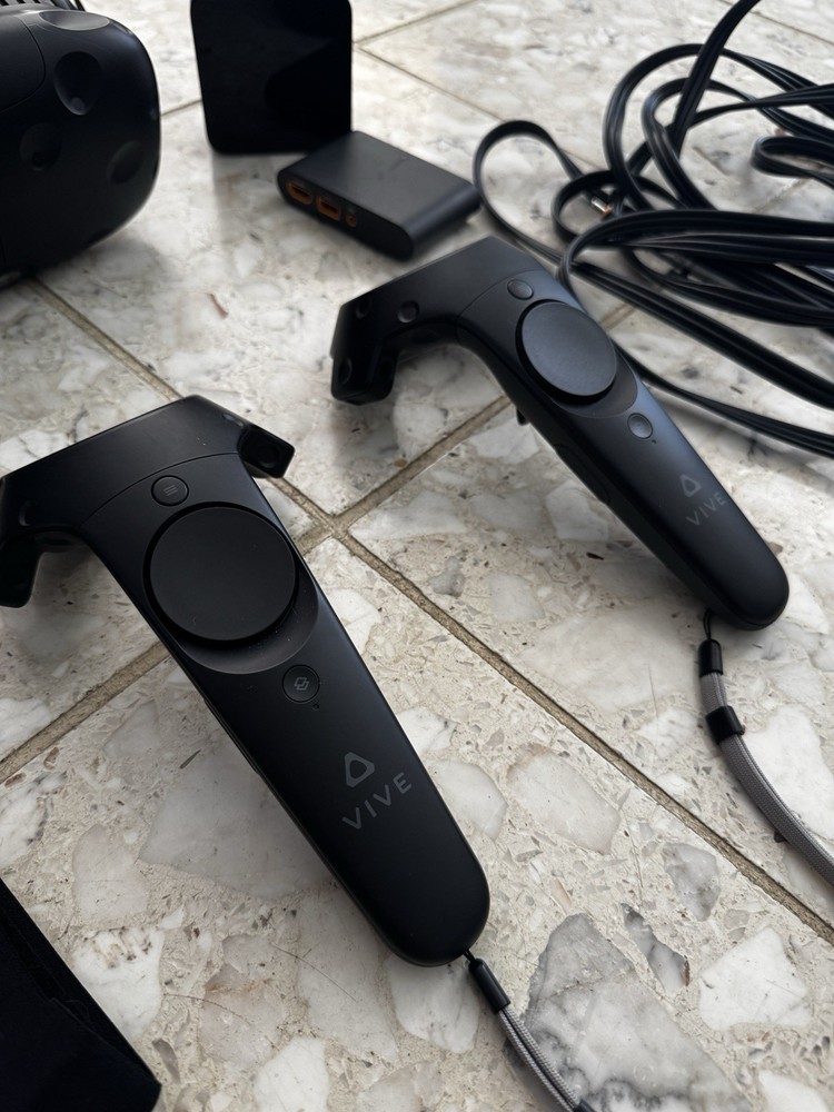 HTC Vive VR Headset Bundle + Pro Audio Strap (Read Description)