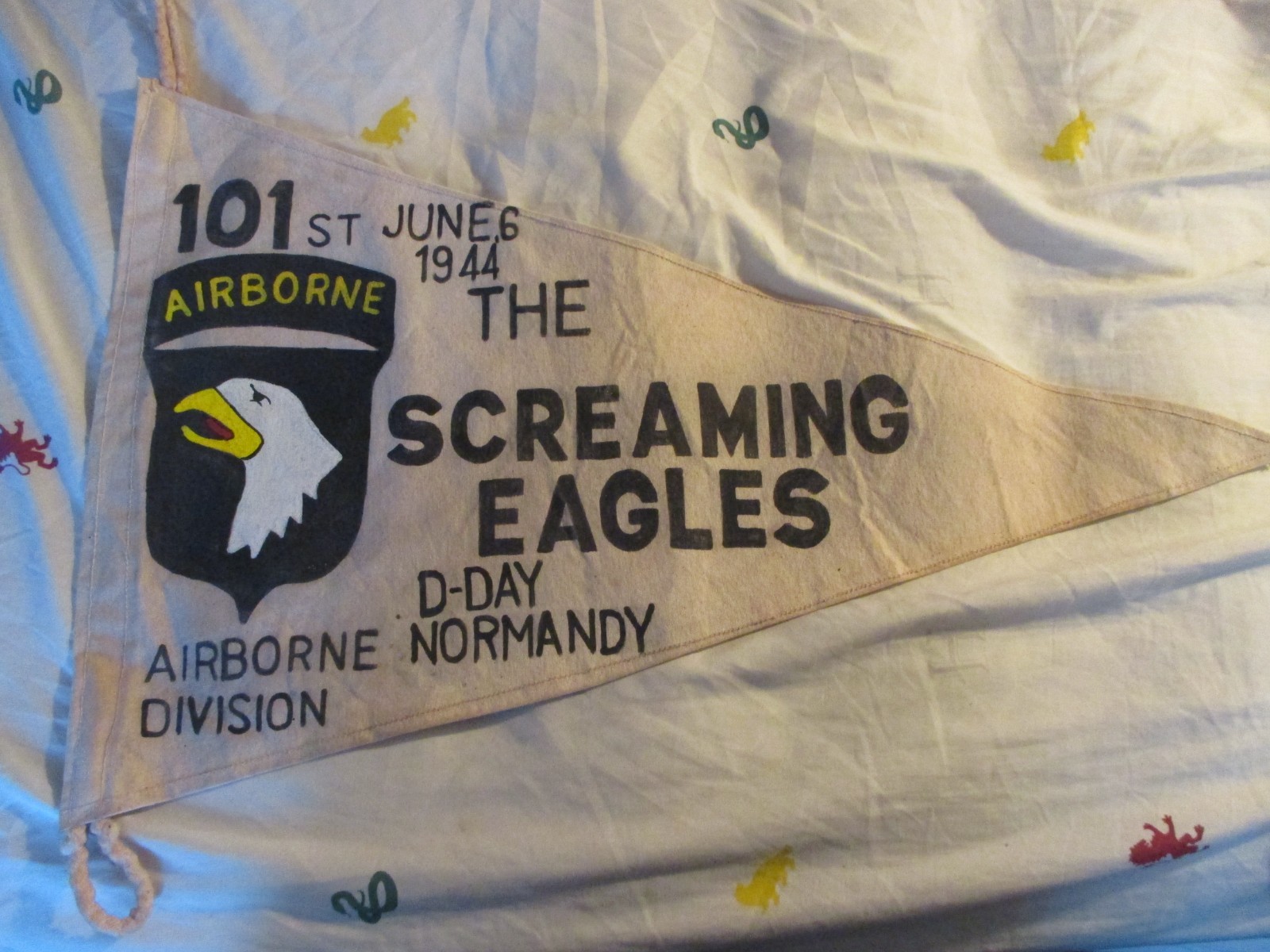 WWII US ARMY  101 ST AIRBORNE DIV SCREAMING EAGLES D-DAY  BARRACKS WALL FLAG(B)