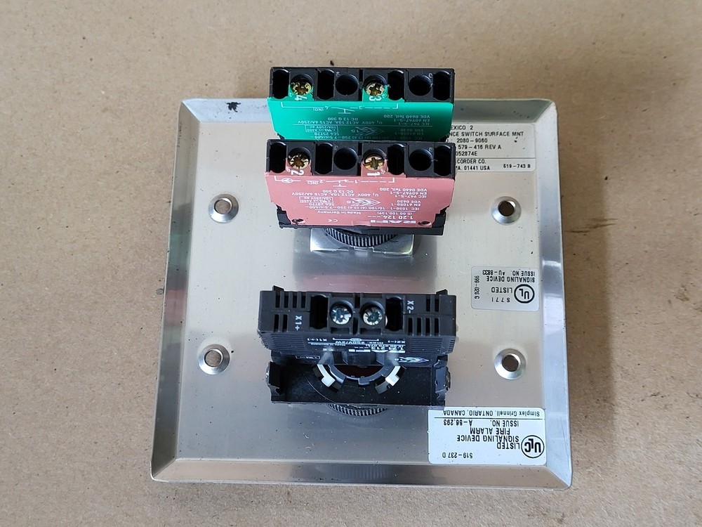 SURPLUS NEW SIMPLEX 0637664 Surface Mount Maintenance Switch – Safety
