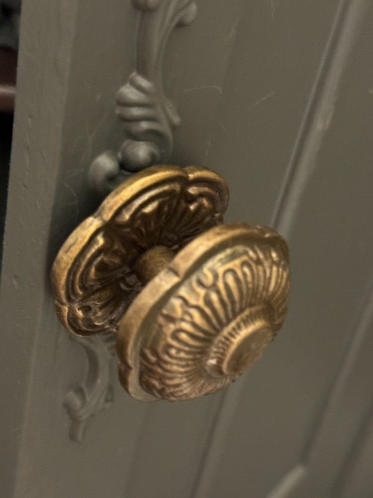 LOT 2; Antique-Brass Backplate Pulls Door Drawer Knobs Handle Furniture Hardware