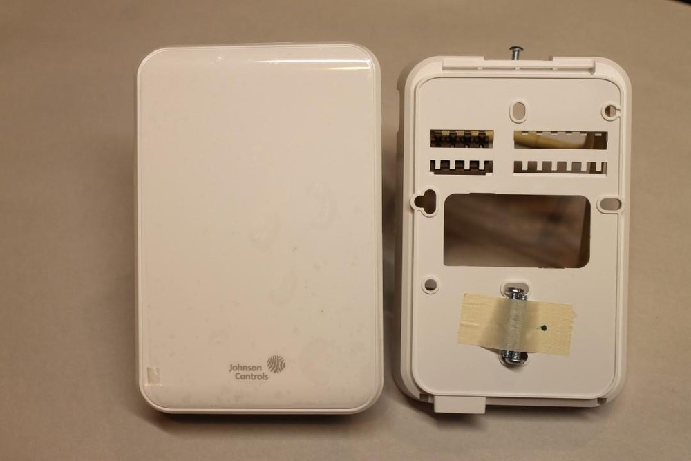 Johnson Controls NSB8BTC040-0 CO2 Temperature Sensor No Display White NEW ^