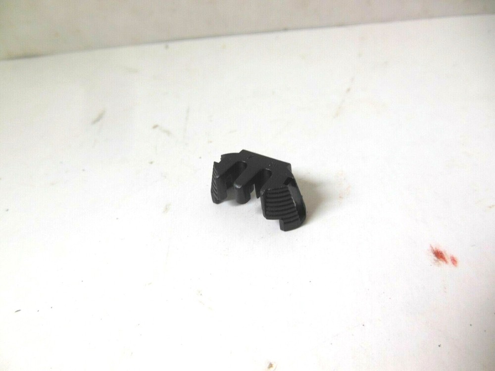 JOHN DEERE ELECTRICAL CONNECTOR WIRE TERMINAL LOCK ASSEMBLY 57M7315