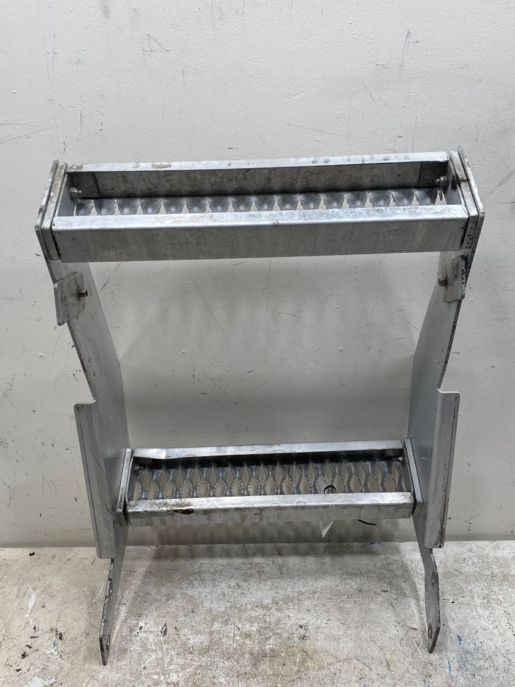2016 Kenworth T660 Frame Step (722-10186)