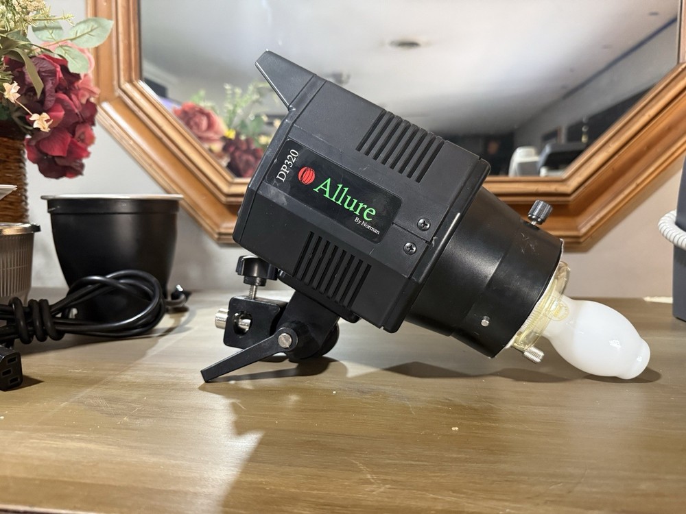 Norman Allure DP320 Studio Flash Monolight w/Reflector,Fong Diffuser & Lite Disc