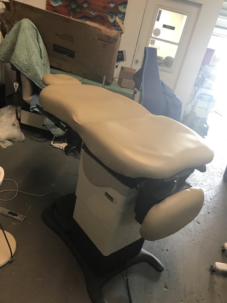 Midmark 630 Procedure Exam Table With Foot & Hand Control Derm/ Surgeon