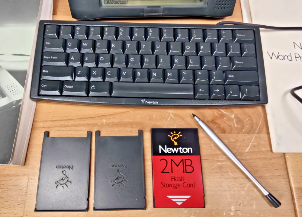 Apple Newton MessagePad 2000 Bundle Flash Memory Stylus Manuals Extras