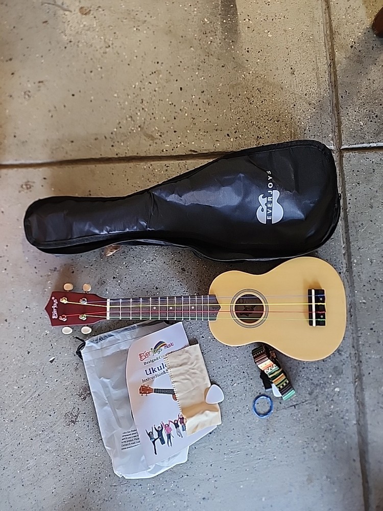 Everjoys Beginners Ukulele With Bag Case Song Book & Strap