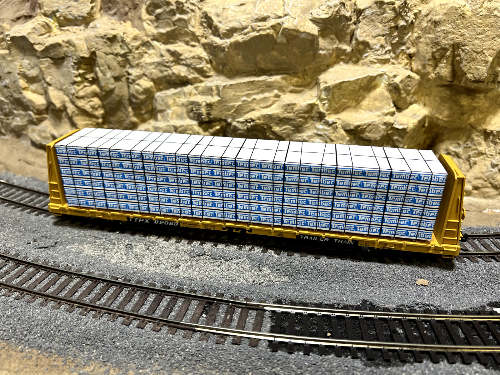 Solid Wood Wrapped Lumber Load for HO Scale 60 Foot Bulkhead Flat Car