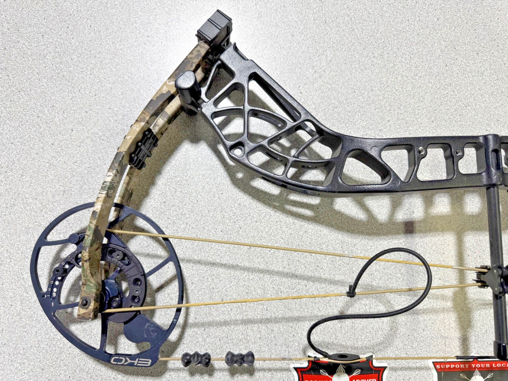 BEAR WHITETAIL MAXX...RH...BLACK/CAMO