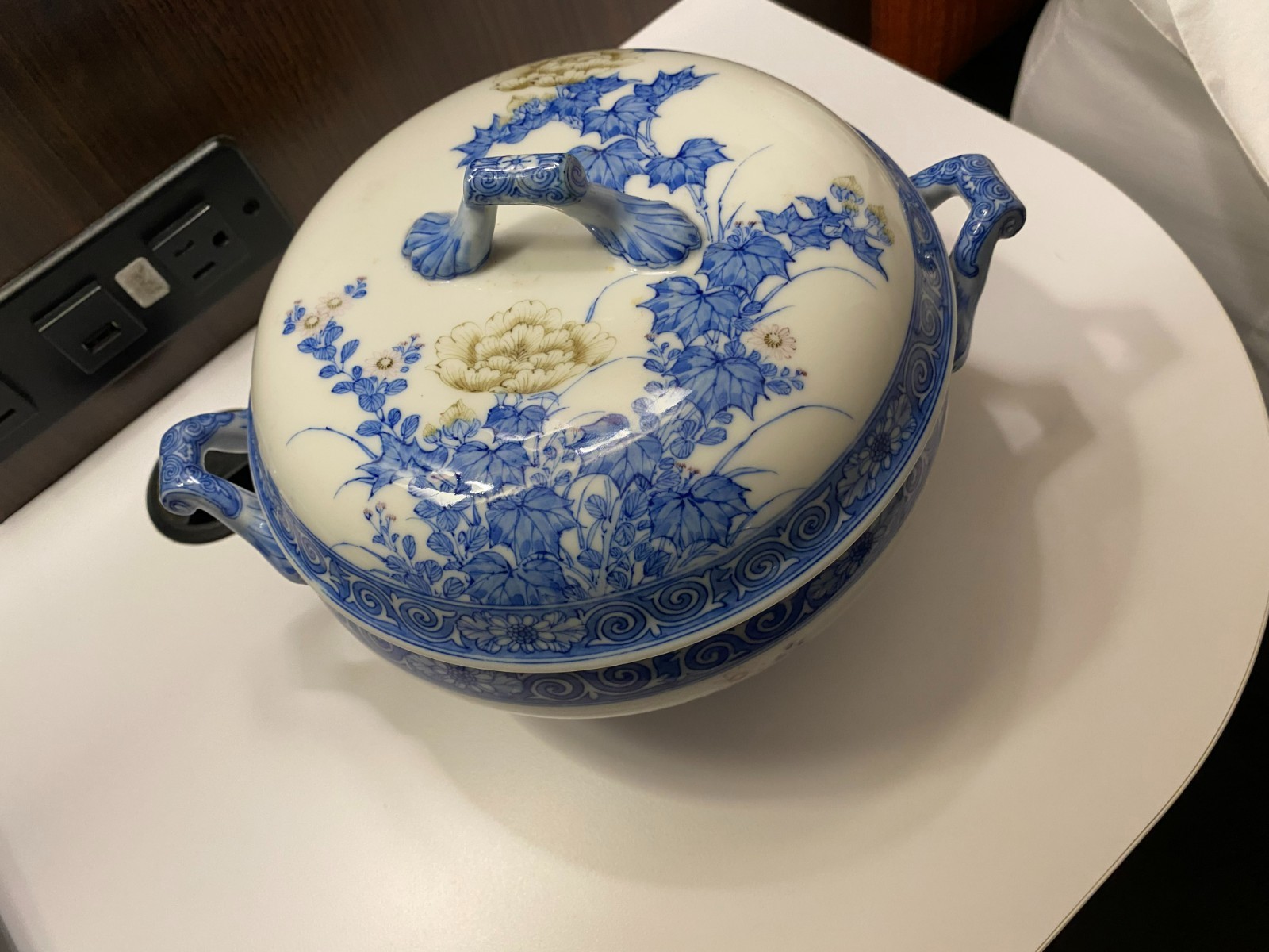 Vintage early 1900s blue white 2-handled 4-footed soup tureen w/ lid