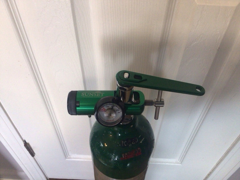 E Size Oxygen Tank And Regulator ****Use. ****See Photos