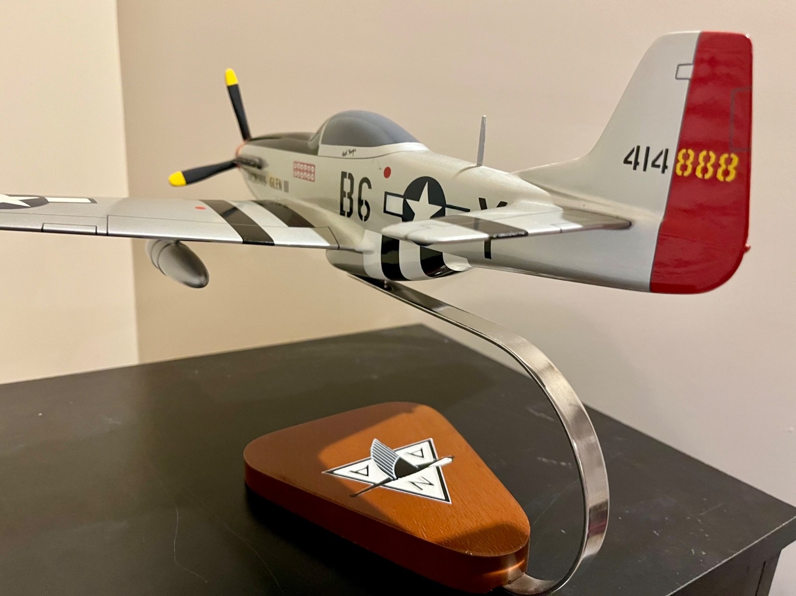 G51 MUSTANG GLAMOROUS GLENN 15" X 18" - PACIFIC AIRCRAFT - MAHOGANY WOOD MODEL