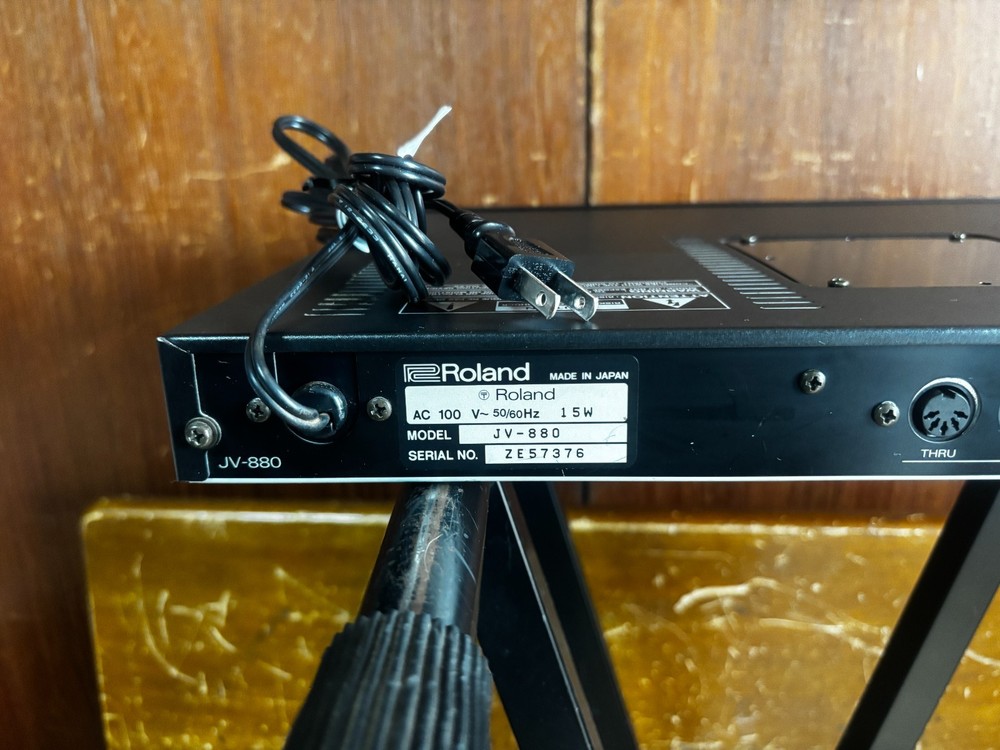 Roland JV-880 MULTI TIMBERAL SYNTHESIZER MODULE New internal battery