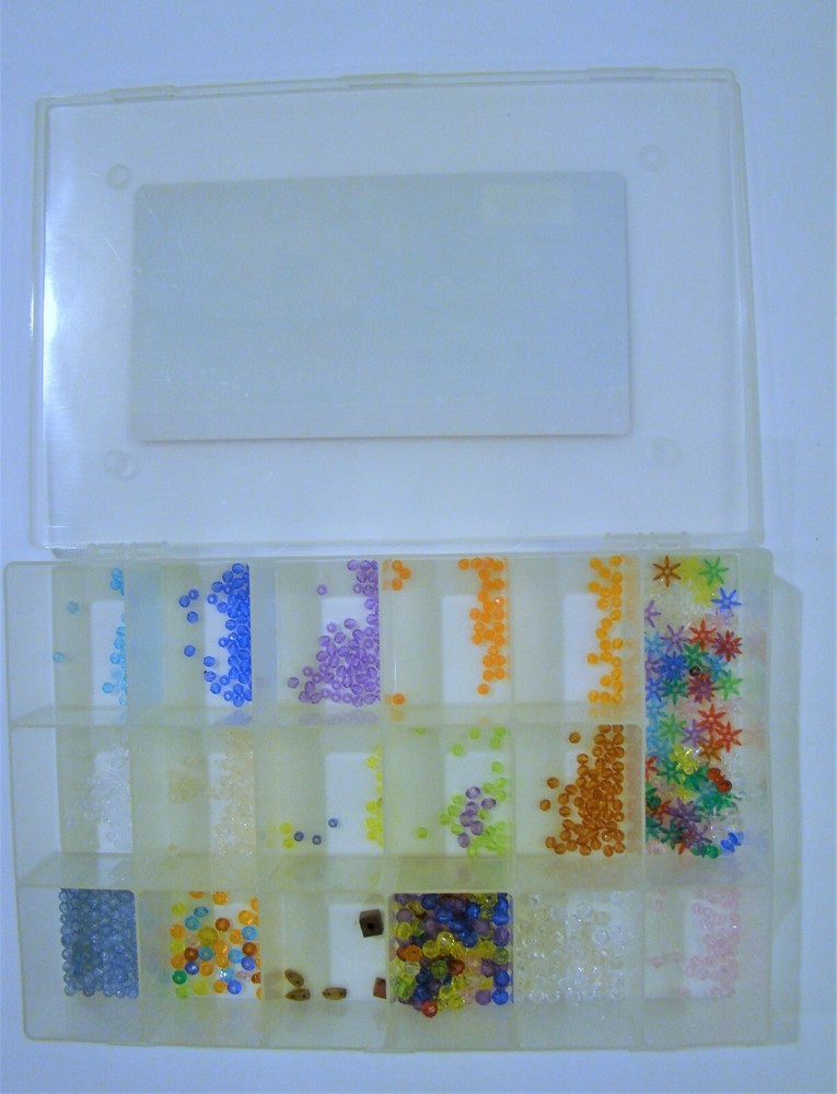 UNIEK: Plastic 17 Compartment Storage Container - Includes assorted small beads