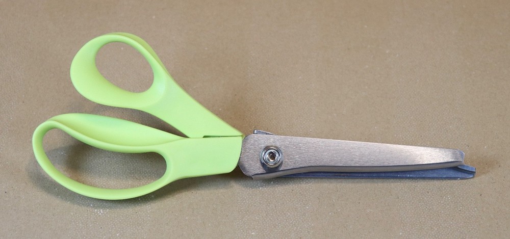 Fiskars Pinking Shears Scissors Green Handle Zig Zag Cut Crafts Fabrics USA