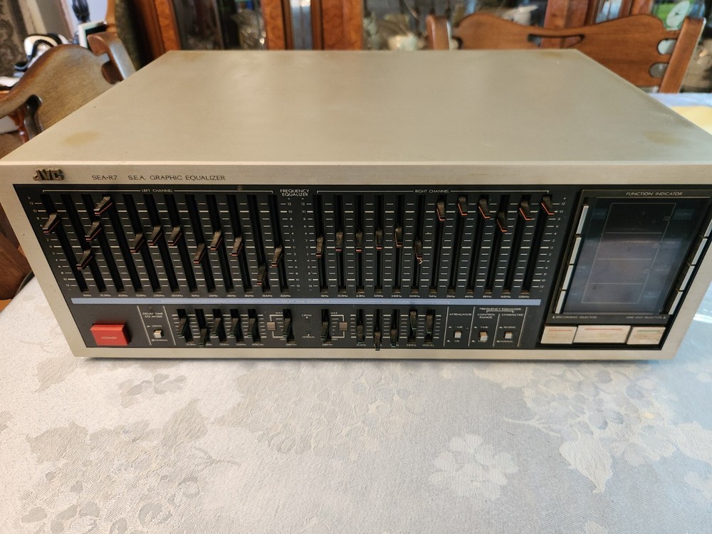 JVC SEA-R7 Graphic Equalizer Powers On