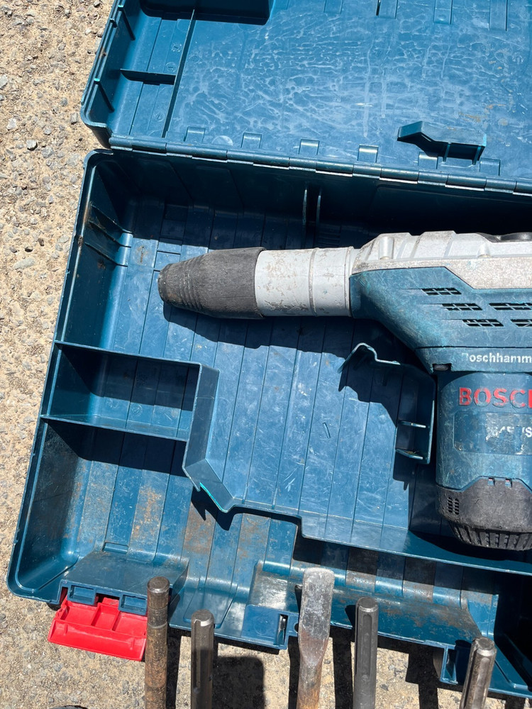 Bosch hammer drill corded with 6 bits