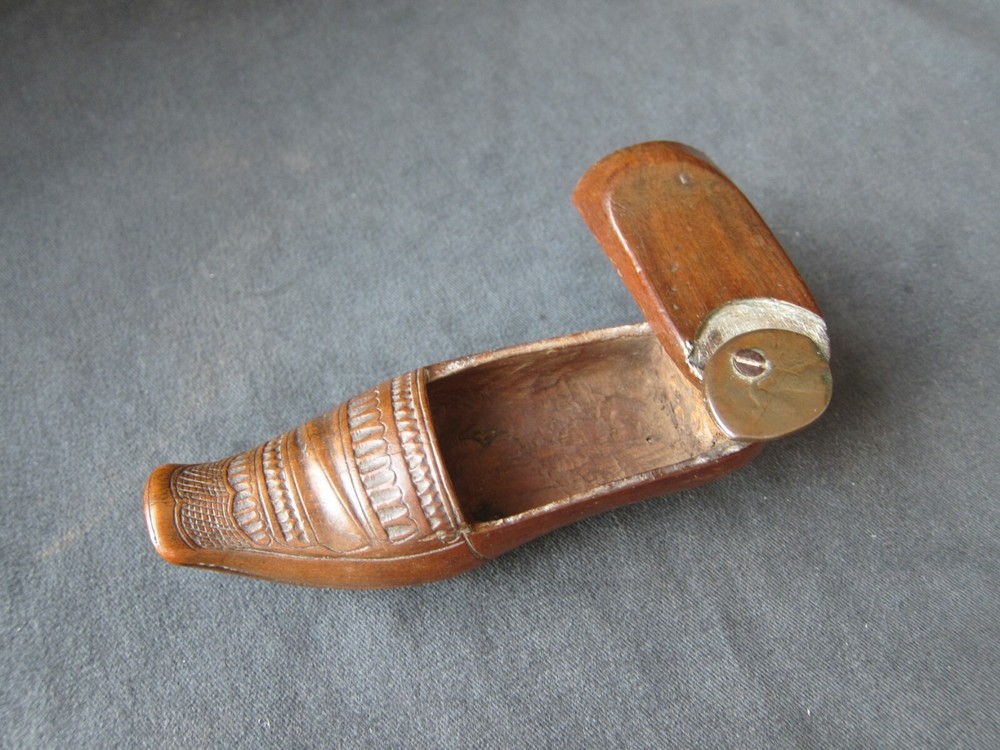 Antique 19th century treen shoe snuffbox with locking system