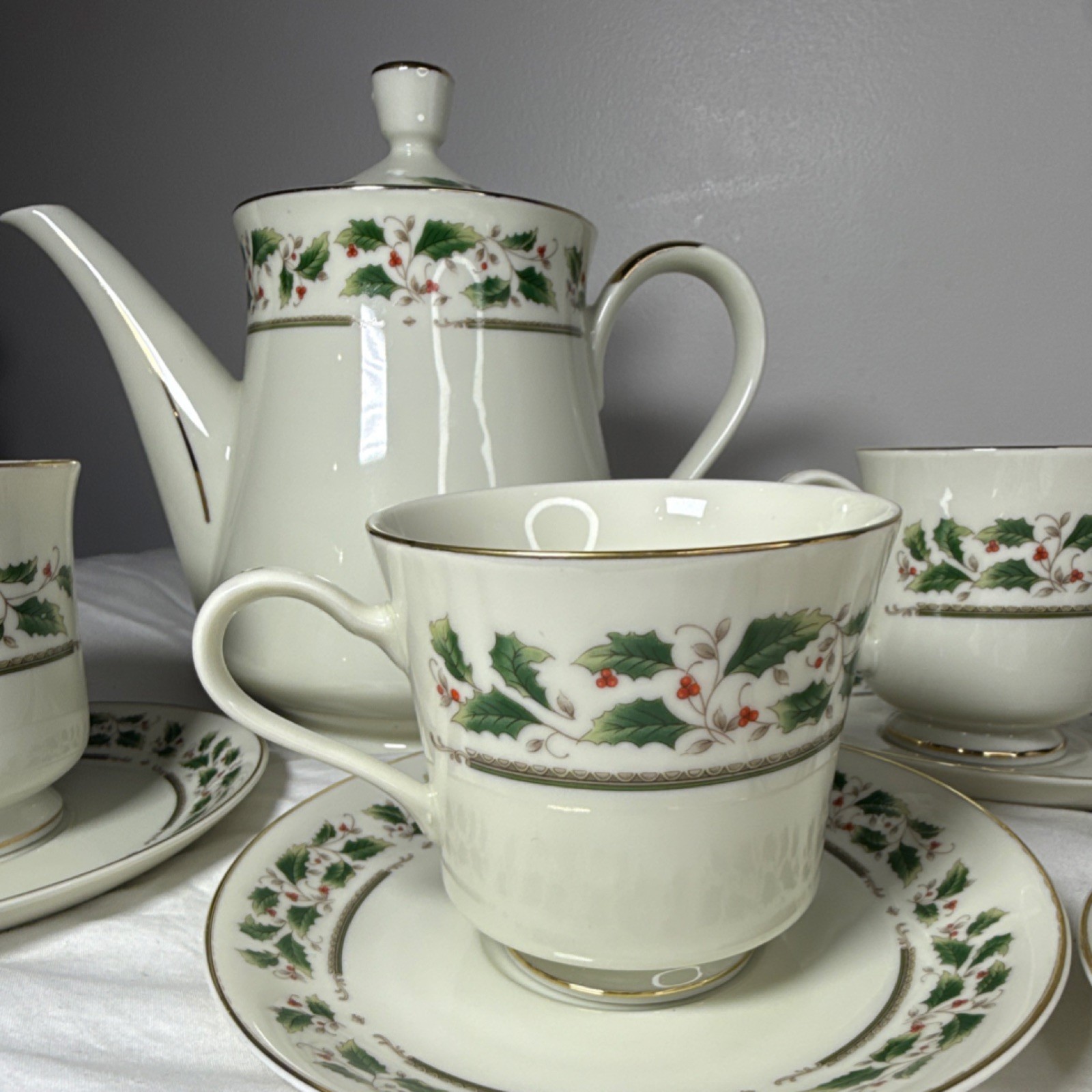 Royal Limited Holly Holiday Tea Set Teapot 4 Cups/Saucers Japan Christmas