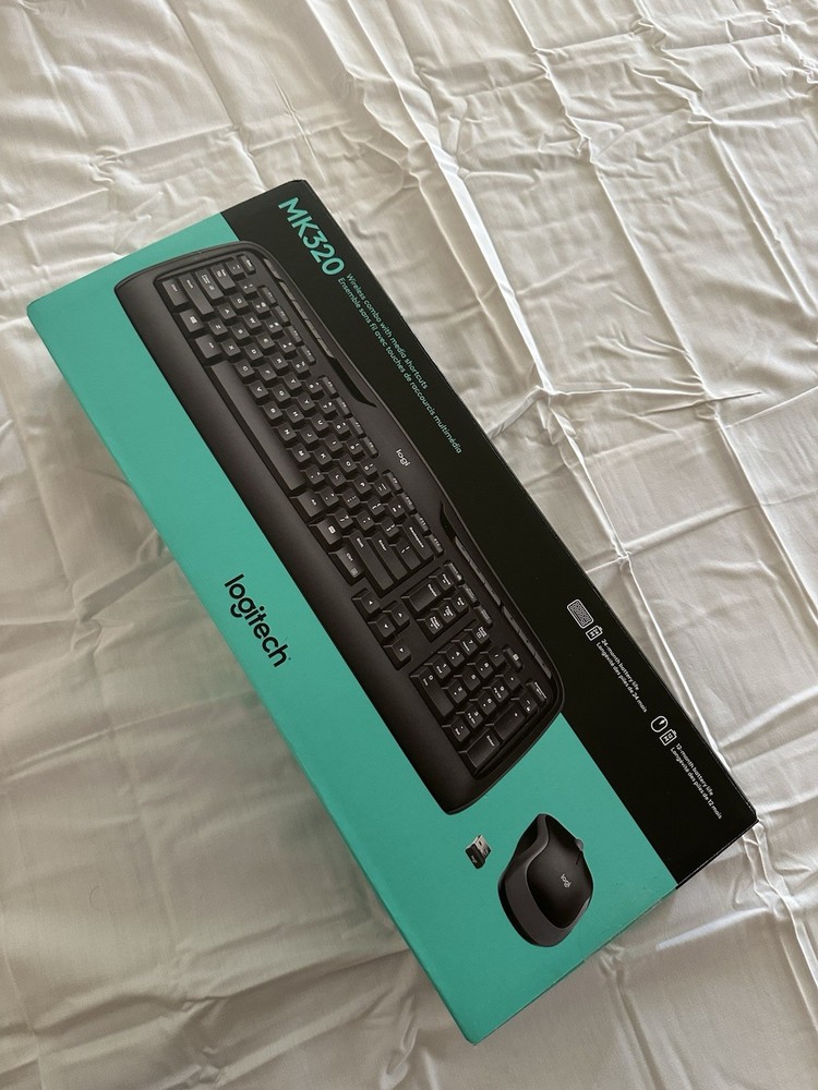 Logitech MK320 Wireless Keyboard and Mouse Combo Plug & Play QWERTY Black