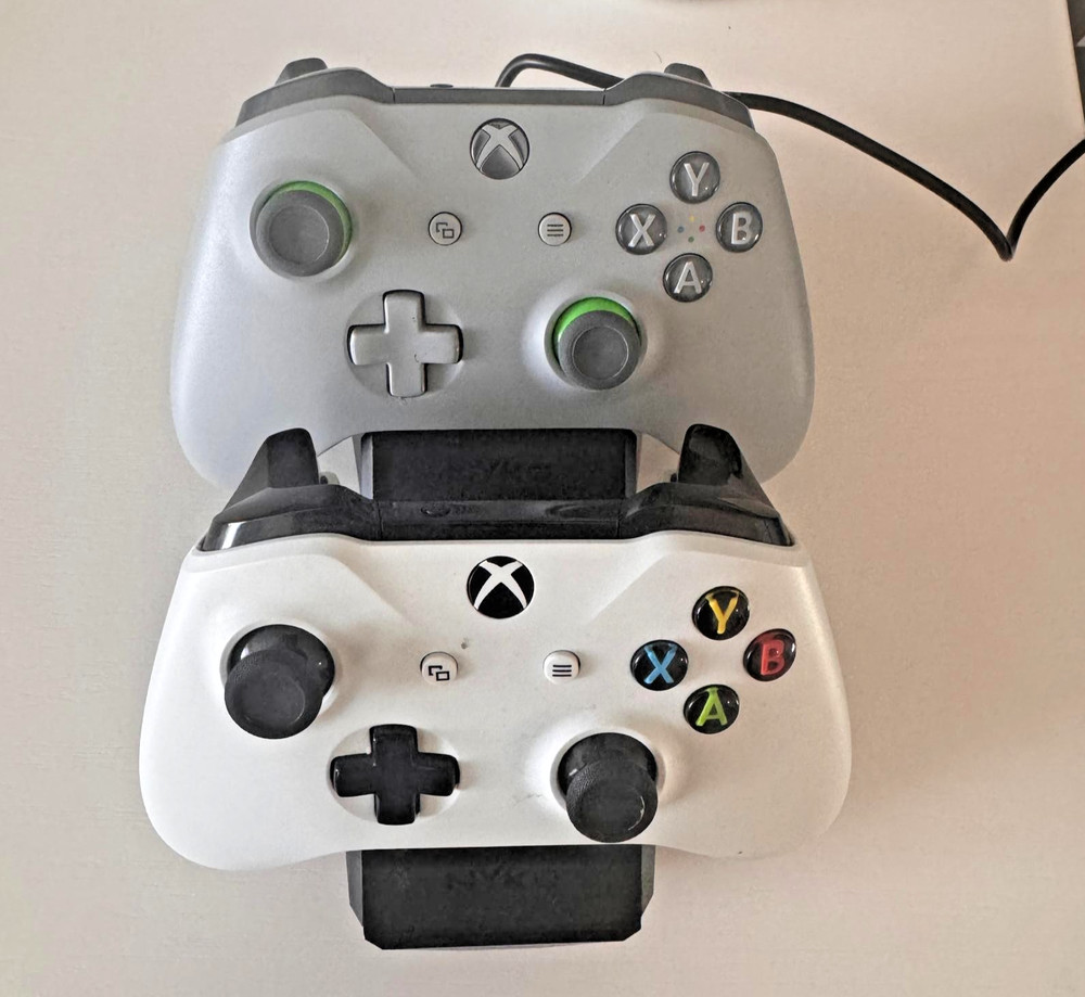Microsoft Xbox One Wireless Controller White, Grey + Nyko Dual Charger Bundle