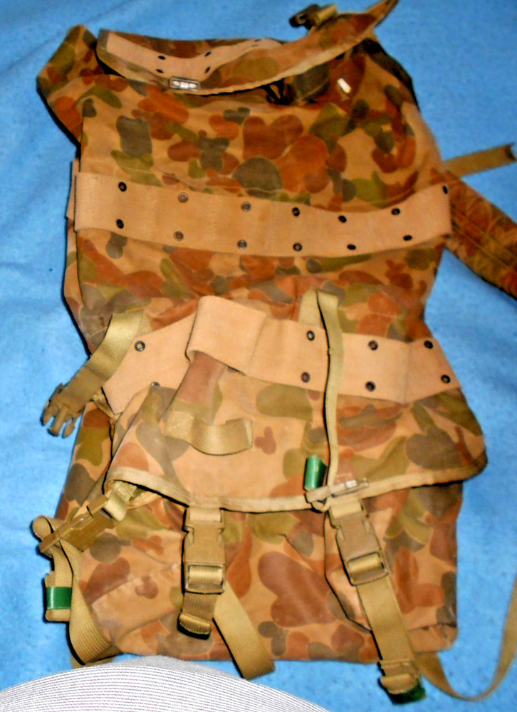 AUSTRALIAN ARMY COMBAT CAMMO LARGE BACK PACK W/ SLEEPING BAG POUCH MAP PACK