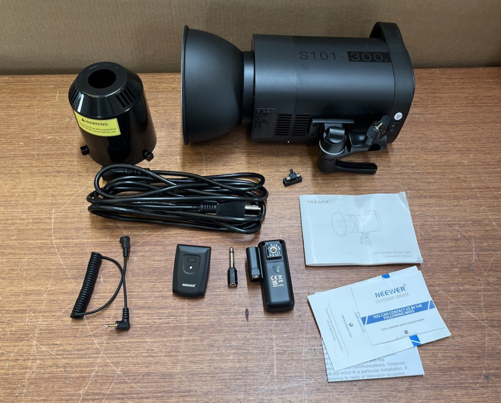NEEWER S101-300W LED VIDEO LIGHT