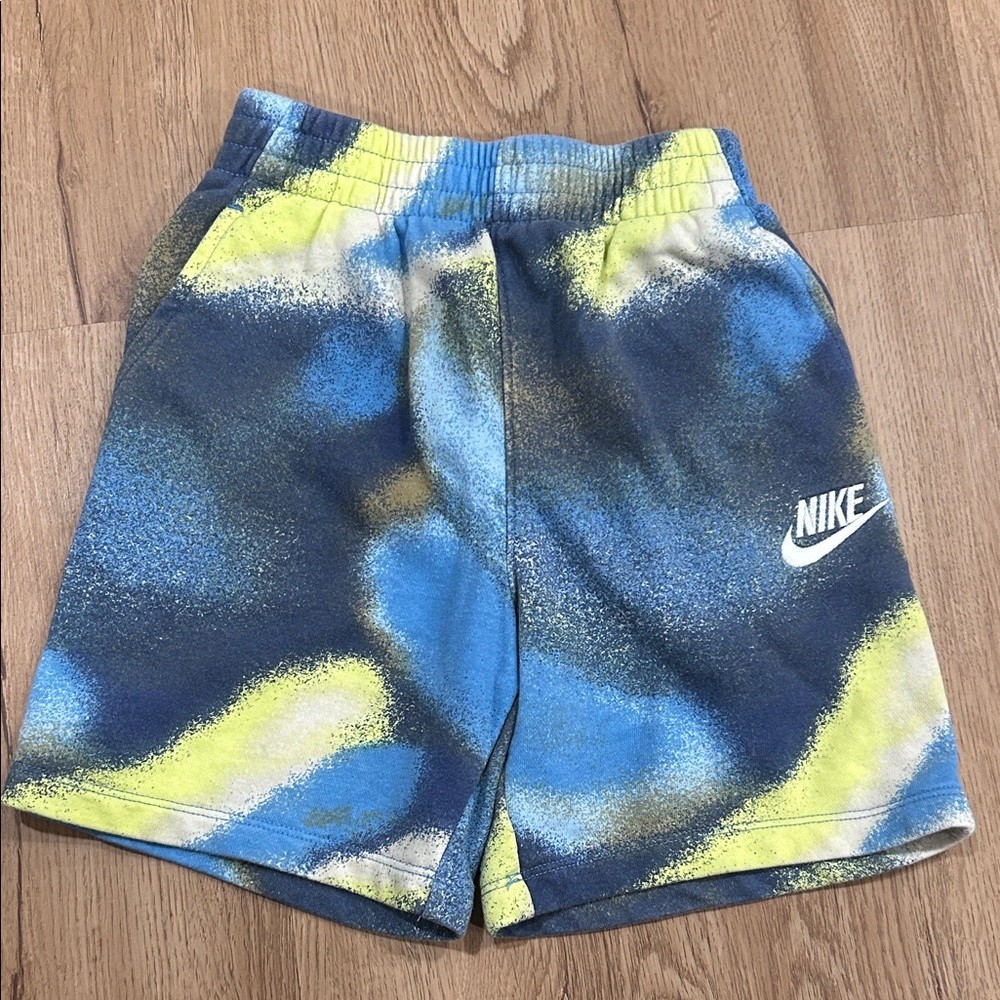 Boys Nike Graphic Tee and Shorts Set Size Small Light Blue Yellow