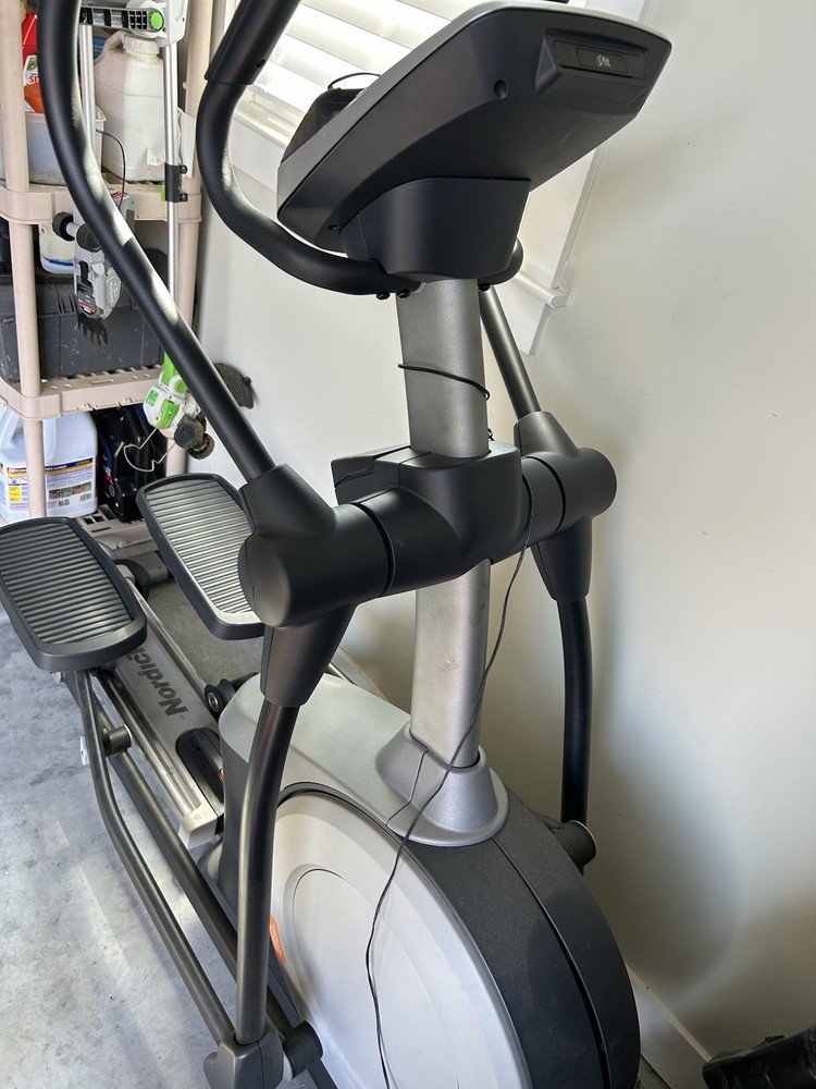 NordicTrack E 5.7 Elliptical Electronic Resistance Adjustable Stride iPod Gray/…