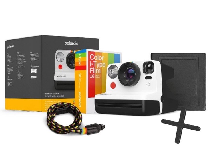 Polaroid Essentials Box: Film Camera with Automatic Focus & Polaroid 600 Format