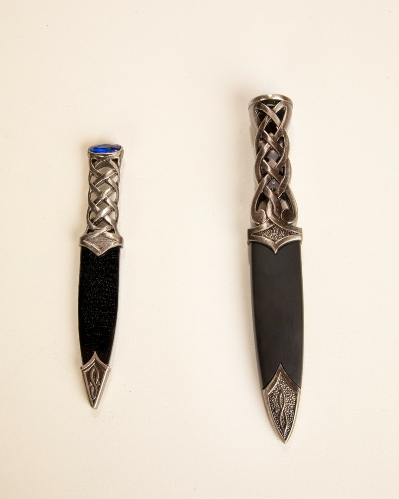 7.25" Scottish Sgian Dubh & Scabbard, Sharp 'Woven' Celtic Knot Handle, Blue Gem