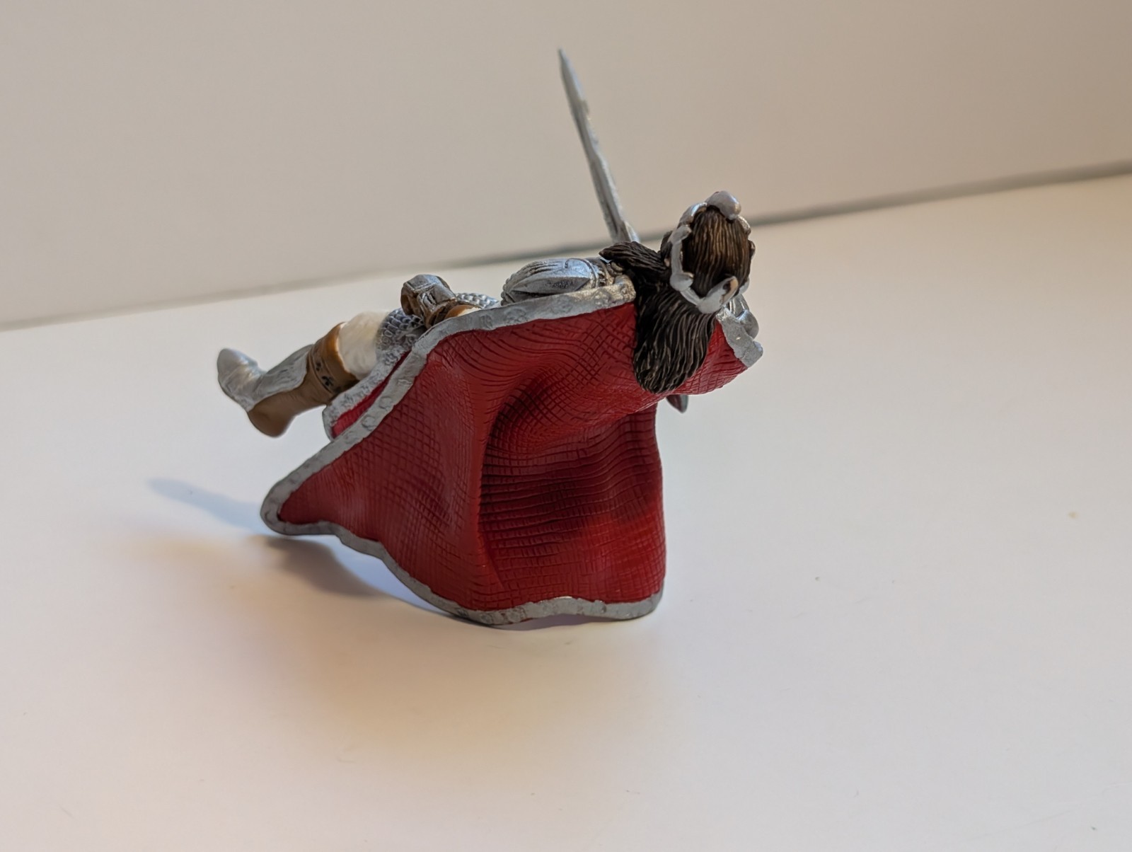 RARE Schleich Silver King with Red Cape Horseback Rider. Sword Arm Moves. Knight