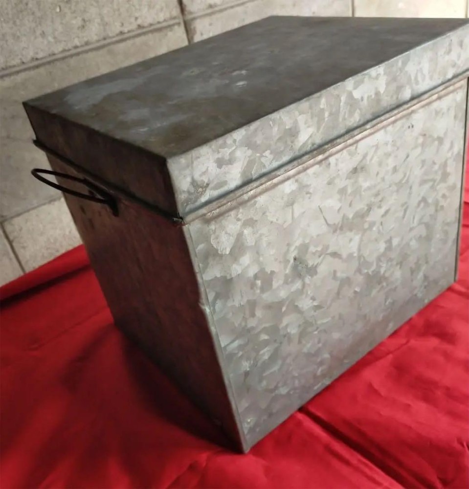 Showa retro tin can