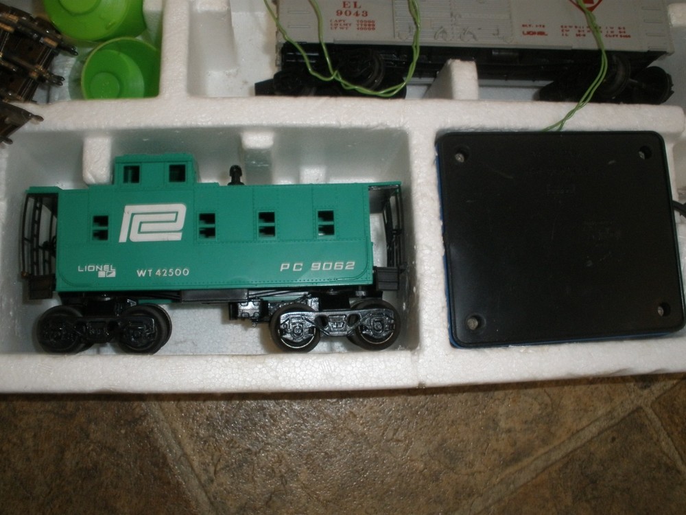 VINTAGE LIONEL BLACK DIAMOND EXPRESS TRAIN SET IN BOX (UNTESTED)